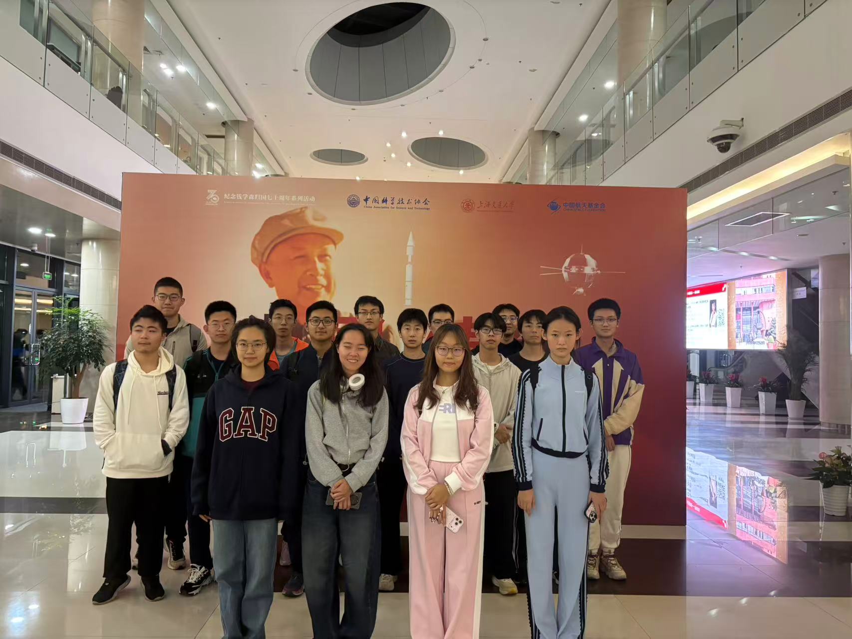 1766113352887552.jpg 书法绘画摄影展-集体照.jpg